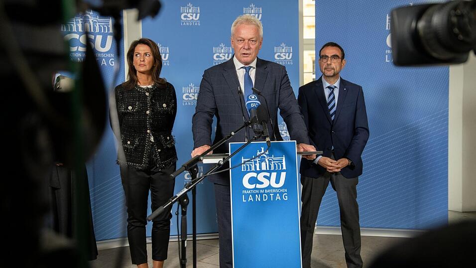 Für Bundeslandwirtschaftsminister Alois Rainer (M.) steht der Bürokratieabbau an erster Stelle. Da ist er sich mit seiner bayerischen Amtskollegin Michaela Kaniber und CSU-Landtagsfraktionschef Klaus Holetschek einig. Für Bundeslandwirtschaftsminister Alois Rainer (M.) steht der Bürokratieabbau an erster Stelle. Da ist er sich mit seiner bayerischen Amtskollegin Michaela Kaniber und CSU-Landtagsfraktionschef Klaus Holetschek einig.