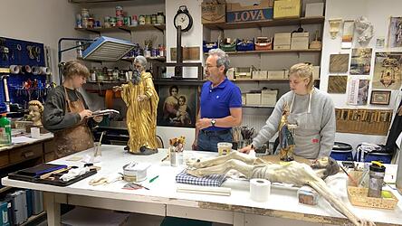 Rudolf Rappenegger in seiner Werkstatt mit den Mitarbeiterinnen Janina Kastner und Felicitas Herzog.