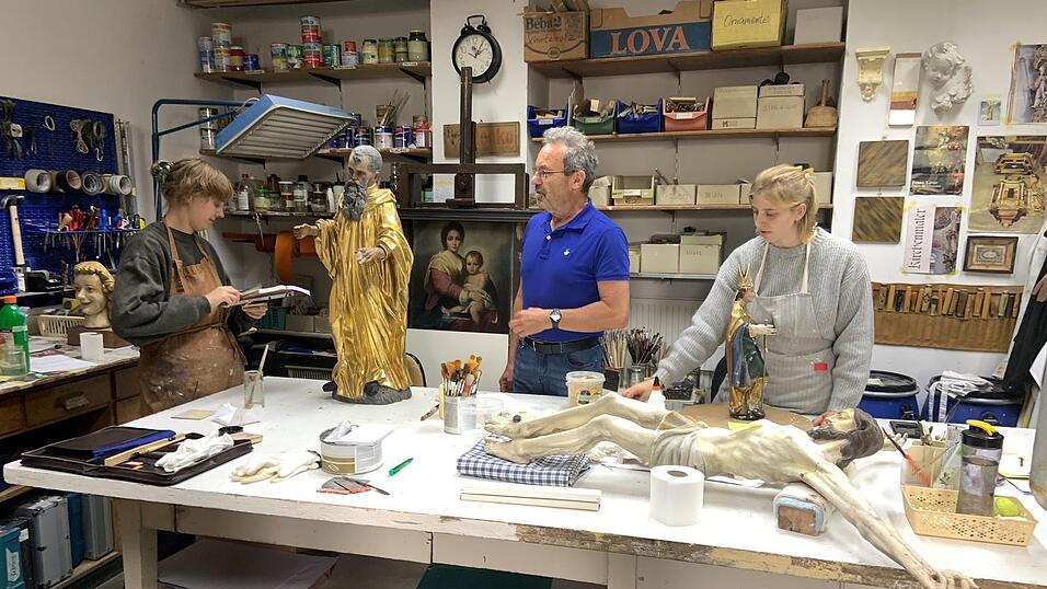 Rudolf Rappenegger in seiner Werkstatt mit den Mitarbeiterinnen Janina Kastner und Felicitas Herzog.