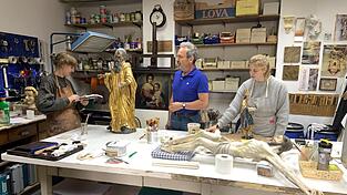 Rudolf Rappenegger in seiner Werkstatt mit den Mitarbeiterinnen Janina Kastner und Felicitas Herzog. Rudolf Rappenegger in seiner Werkstatt mit den Mitarbeiterinnen Janina Kastner und Felicitas Herzog.