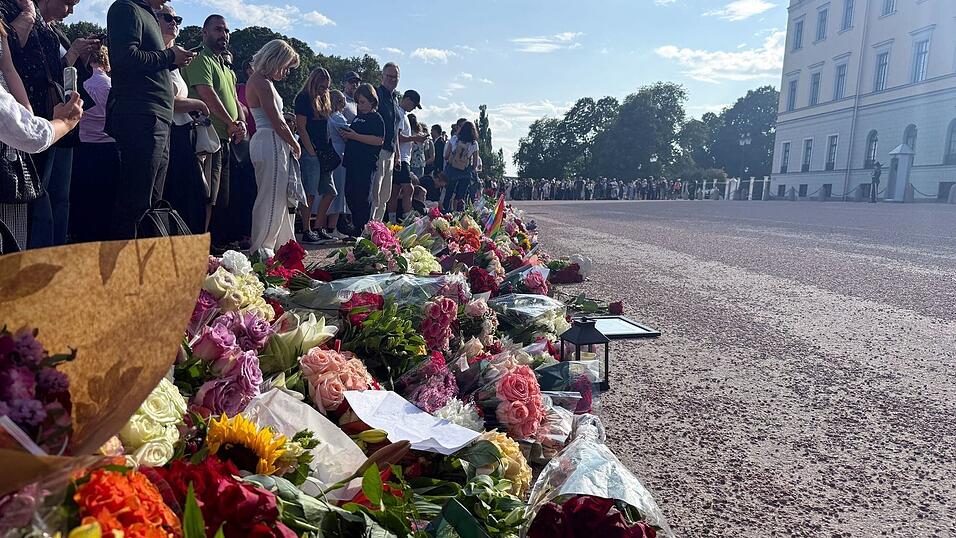 Vor dem Palast wurden Hunderte Blumen niedergelegt. Vor dem Palast wurden Hunderte Blumen niedergelegt.