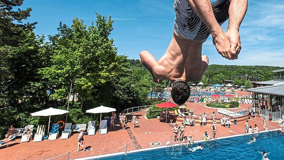 Ab ins kühle Nass bei den sommerlichen Temperaturen. Das Westbad bietet vergünstigte Familien- und Kindertickets an. Ab ins kühle Nass bei den sommerlichen Temperaturen. Das Westbad bietet vergünstigte Familien- und Kindertickets an.