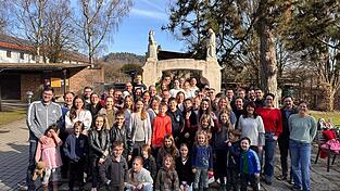 Das traditionelle Erinnerungsfoto am Brunnen. Das traditionelle Erinnerungsfoto am Brunnen.