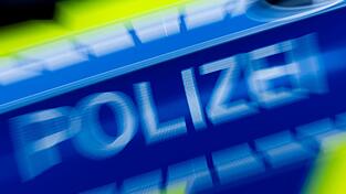 Polizeieinsatz nach einem &Uuml;berfall auf ein Juweliergesch&auml;ft in Herzogenaurach: Ein Tatverd&auml;chtiger wurde festgenommen, nach einem zweiten wird gefahndet. (Symbolbild)