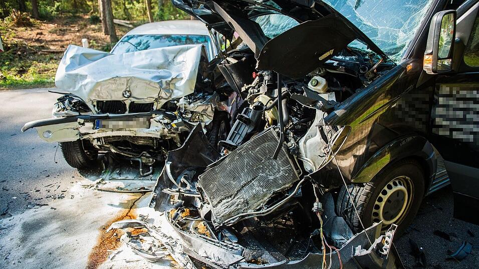 Die Fahrzeuge krachten wohl frontal ineinander.