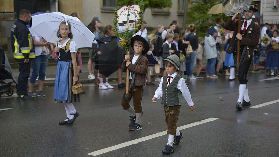 Zahlreiche Musik- und Trachtengruppen zogen nach dreij&auml;hriger Pause am Freitagabend zum Festplatz Am Hagen.&nbsp;