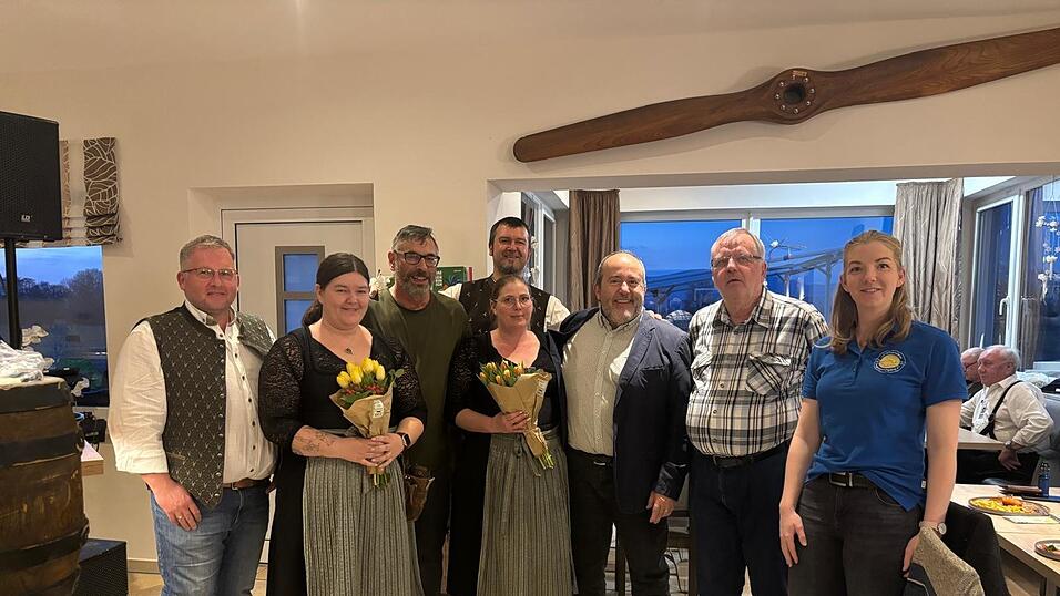 Freude über den Neustart: (v. l.) Markus Schlappe, Bettina Loibl, Armin Riesinger, Susanne Miedl-Brandl, Jürgen Freytag, Georg Detterbeck sowie Maria Vornehm und (hinten, Mitte) Roland Loibl. Freude über den Neustart: (v. l.) Markus Schlappe, Bettina Loibl, Armin Riesinger, Susanne Miedl-Brandl, Jürgen Freytag, Georg Detterbeck sowie Maria Vornehm und (hinten, Mitte) Roland Loibl.