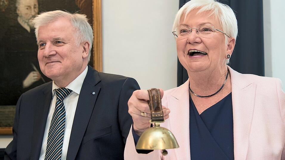 Landesgruppenchefin Gerda Hasselfeldt und der CSU-Vorsitzende Horst Seehofer stimmen die Abgeordneten auf das Wahljahr 2017 ein.