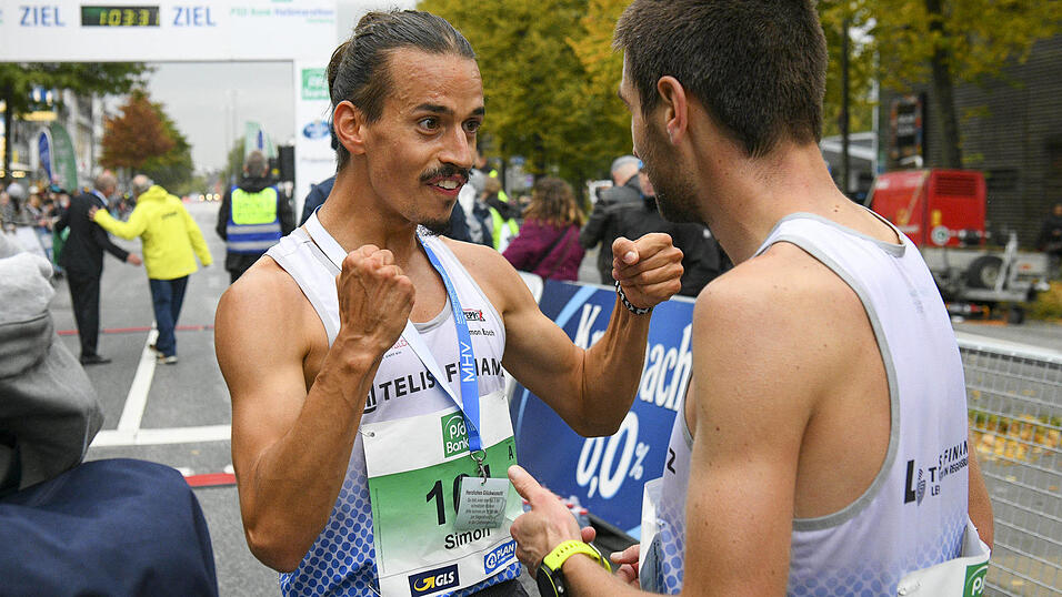 Simon Boch (l.) freut sich über seinen Sieg bei den Deutschen Halbmarathon-Meisterschaften 2021 in Hamburg. Im August tritt der Regensburger Athlet bei der Europameisterschaft in München an. Simon Boch (l.) freut sich über seinen Sieg bei den Deutschen Halbmarathon-Meisterschaften 2021 in Hamburg. Im August tritt der Regensburger Athlet bei der Europameisterschaft in München an.