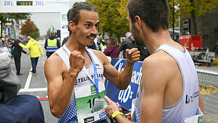 Simon Boch (l.) freut sich über seinen Sieg bei den Deutschen Halbmarathon-Meisterschaften 2021 in Hamburg. Im August tritt der Regensburger Athlet bei der Europameisterschaft in München an. Simon Boch (l.) freut sich über seinen Sieg bei den Deutschen Halbmarathon-Meisterschaften 2021 in Hamburg. Im August tritt der Regensburger Athlet bei der Europameisterschaft in München an.