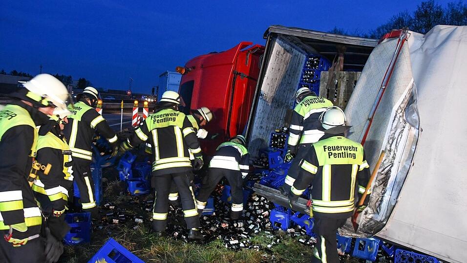 Bei einem Unfall nahe des Regensburger Autobahnkreuzes verlor ein Lastwagen Leergut. Bei einem Unfall nahe des Regensburger Autobahnkreuzes verlor ein Lastwagen Leergut.