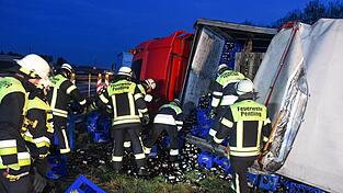 Bei einem Unfall nahe des Regensburger Autobahnkreuzes verlor ein Lastwagen Leergut.