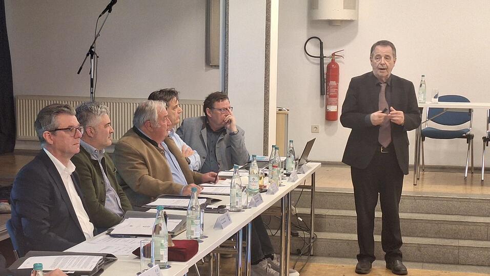 Dr. Herbert Tekles (rechts) hat seine Sozialraumanalyse f&uuml;r Plattling auf den neuesten Stand gebracht.