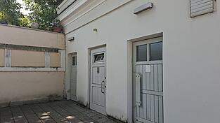 Auch von außen nicht gerade eine Augenweide: die öffentliche Behindertentoilette am Stetthaimer Platz. Zu öffnen sind solche Toiletten in der Regel nur mit einem speziellen Schlüssel, den sich Menschen mit Behindertenausweis besorgen können.