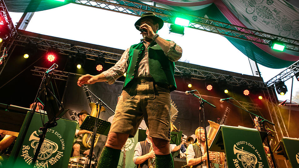 Echte Blasmusikfans lie&szlig;en sich den Montagabend im Festzelt Weckmann nicht entgehen.