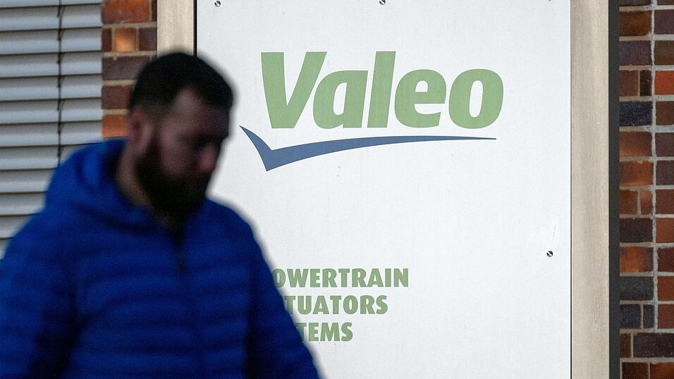 Der Automobilzulieferer Valeo baut an mehreren Standorten Stellen ab.