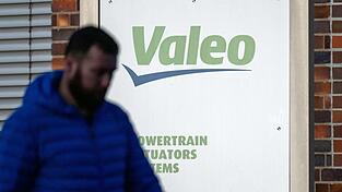 Der Automobilzulieferer Valeo baut an mehreren Standorten Stellen ab.