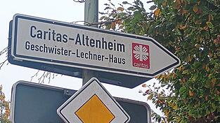 In der aktuellen Debatte ringen zwei Positionen um Verortung in der Favoritenrolle: Höchste Pflegequalität für Bewohner und Personal sowie Angebots-Erweiterung zum einen, Gebäudeerhalt wegen optischer Besonderheiten und grundsätzlicher Zweckdienlichkeit zum anderen. In der aktuellen Debatte ringen zwei Positionen um Verortung in der Favoritenrolle: Höchste Pflegequalität für Bewohner und Personal sowie Angebots-Erweiterung zum einen, Gebäudeerhalt wegen optischer Besonderheiten und grundsätzlicher Zweckdienlichkeit zum anderen.