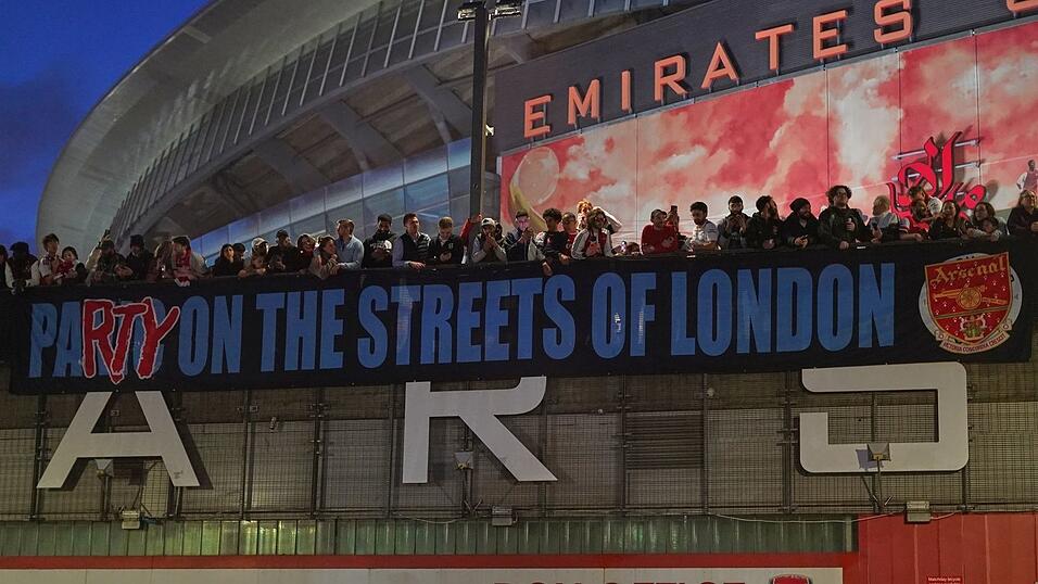 Arsenal-Fans zeigen nach dem Titelgewinn ein Banner am Stadion: «Party auf Londons Straßen» Arsenal-Fans zeigen nach dem Titelgewinn ein Banner am Stadion: «Party auf Londons Straßen»