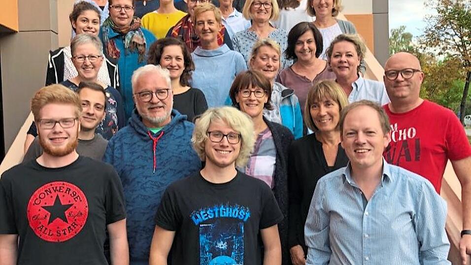 Die aktiven S&auml;ngerinnen und S&auml;nger des Gesangvereins Osterhofen mit Band und Chorleiter Ingo Kiefl vor der Realschulaula.