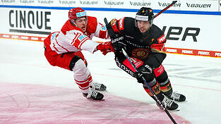 Nationalspieler Tobias Rieder (rechts) kehrt nach Stationen in der NHL und in Schweden nach Deutschland zurück. Nationalspieler Tobias Rieder (rechts) kehrt nach Stationen in der NHL und in Schweden nach Deutschland zurück.