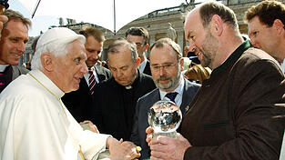 Sepp Obermeier &uuml;berreichte 2006 Papst Benedikt XVI. 'Die Bairische Sprachwurzel' auf dem Petersplatz in Rom.