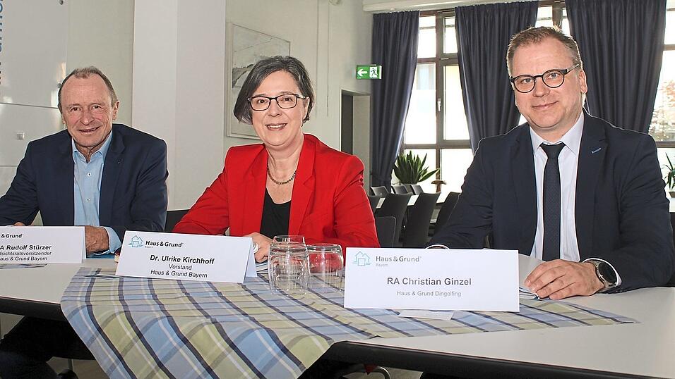 Der Landesverband Haus & Grund Bayern hat seine zweitägige Landesverbandstagung in diesem Jahr in Dingolfing abgehalten. Zum Pressegespräch hatten geladen: RA Rudolf Stürzer, Aufsichtsratsvorsitzender, Dr. Ulrike Kirchhoff, Vorstand sowie RA Christian Ginzel, Vorstand von Haus & Grund Dingolfing (von links nach rechts). Der Landesverband Haus & Grund Bayern hat seine zweitägige Landesverbandstagung in diesem Jahr in Dingolfing abgehalten. Zum Pressegespräch hatten geladen: RA Rudolf Stürzer, Aufsichtsratsvorsitzender, Dr. Ulrike Kirchhoff, Vorstand sowie RA Christian Ginzel, Vorstand von Haus & Grund Dingolfing (von links nach rechts).