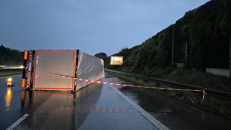 Bei dem Unfall wird Aquaplaning als Ursache angenommen.