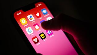 Betrugsmasche im Netz – ein Senior aus Bayern fiel auf falsche Liebesbekundungen herein. (Symbolbild) Betrugsmasche im Netz – ein Senior aus Bayern fiel auf falsche Liebesbekundungen herein. (Symbolbild)