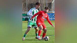 Samuel Gwinner (in rot) war beim 1:0-Sieg 'seiner' SpVgg Plattling beim TSV Langquaid der Matchwinner.