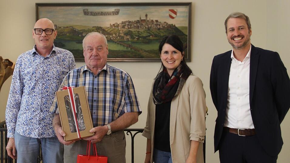 Mit Geschenken und dankenden Worten würdigten Personalratsvorsitzender Rudi Wolferseder (l.), Ordnungsamtsleiterin Tanja Ringlstetter (2.v.r.) und Bürgermeister Matthias Kohlmayer (r.) Josef Weinzierls langjährige Tätigkeit als Friedhofswart. Mit Geschenken und dankenden Worten würdigten Personalratsvorsitzender Rudi Wolferseder (l.), Ordnungsamtsleiterin Tanja Ringlstetter (2.v.r.) und Bürgermeister Matthias Kohlmayer (r.) Josef Weinzierls langjährige Tätigkeit als Friedhofswart.