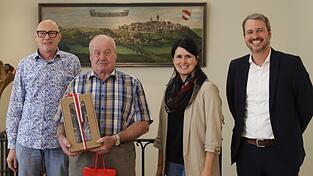 Mit Geschenken und dankenden Worten würdigten Personalratsvorsitzender Rudi Wolferseder (l.), Ordnungsamtsleiterin Tanja Ringlstetter (2.v.r.) und Bürgermeister Matthias Kohlmayer (r.) Josef Weinzierls langjährige Tätigkeit als Friedhofswart. Mit Geschenken und dankenden Worten würdigten Personalratsvorsitzender Rudi Wolferseder (l.), Ordnungsamtsleiterin Tanja Ringlstetter (2.v.r.) und Bürgermeister Matthias Kohlmayer (r.) Josef Weinzierls langjährige Tätigkeit als Friedhofswart.