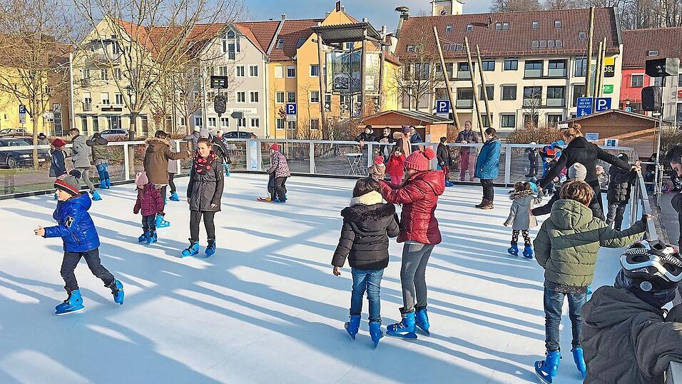 Auf einer solchen Kunststoff-Eisbahn wie im Jahre 2017 bereits installiert können die Schlittschuhläufer ab kommenden Freitag wieder ihre Runden beim 'Eiszauber' drehen. Zudem kommen die Stockschützen auf ihre Kosten. Auf einer solchen Kunststoff-Eisbahn wie im Jahre 2017 bereits installiert können die Schlittschuhläufer ab kommenden Freitag wieder ihre Runden beim 'Eiszauber' drehen. Zudem kommen die Stockschützen auf ihre Kosten.