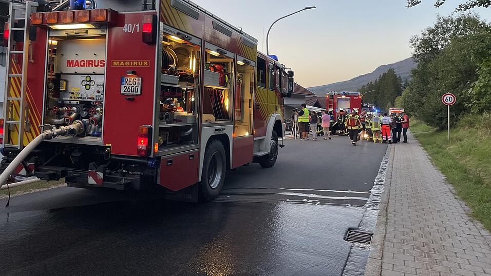 Gut 100 Einsatzkr&auml;fte aus dem Zwiesler Winkel r&uuml;ckten nach Lindberg aus.
