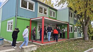 Der Hort an der Grund- und Mittelschule Alburg wurde innen für rund 250.000 Euro saniert. Der Schulausschuss machte sich am Donnerstag ein Bild von den Arbeiten, rechts der neue Alburger Schulleiter Martin Mühlbauer.