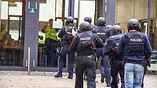 An zwei Tagen üben Polizisten, wie sie im Amokfall handeln müssen. An zwei Tagen üben Polizisten, wie sie im Amokfall handeln müssen.