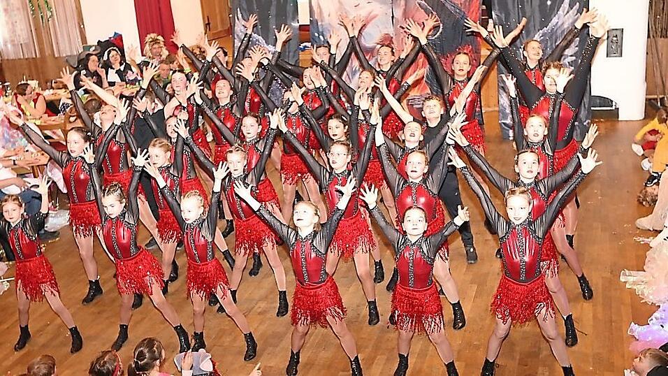 Die Jugend- und Showtanzgruppe Gipsy Kids des SV Neufraunhofen zeigte ihr neues Showtanzprogramm. Die Jugend- und Showtanzgruppe Gipsy Kids des SV Neufraunhofen zeigte ihr neues Showtanzprogramm.