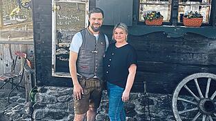 Katharina und Andreas Meier vor ihrer Hansl-H&uuml;tte.