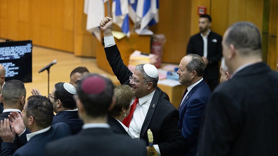 Israels rechtsextremer Polizeiminister Itamar Ben-Gvir feiert im Parlament die Verabschiedung des umstrittenen Gesetzes zur Einf&uuml;hrung der Todesstrafe f&uuml;r Terroristen. (Archivbild)