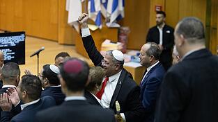 Israels rechtsextremer Polizeiminister Itamar Ben-Gvir feiert im Parlament die Verabschiedung des umstrittenen Gesetzes zur Einf&uuml;hrung der Todesstrafe f&uuml;r Terroristen. (Archivbild)