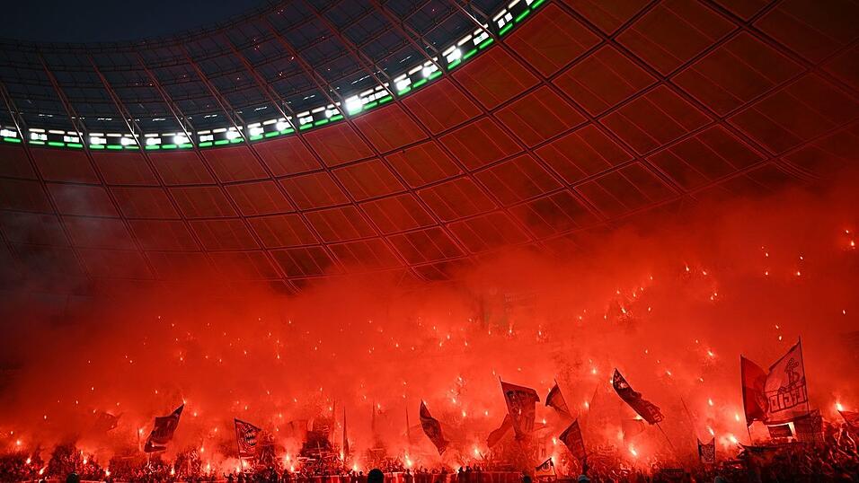 Pyrotechnik sorgten f&uuml;r eine Spielunterbrechung im Olympiastadion.