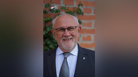 Monsignore Josef Thalhammer wurde am 25. Mai 1956 in Gerzen geboren und wuchs mit drei jüngeren Geschwistern auf. Nach der Grundschule wechselte er auf ein Internat in Regensburg, wo er sein Abitur am Albertus-Magnus-Gymnsium machte. Nach einem Theologie-Studium in Regensburg und Rom wurde er 1982 in Regensburg zum Priester geweiht. 1999 trat er seine Stelle als Pfarrer von St. Nikola an. Josef Thalhammer war zudem langjähriger Regionaldekan der Region II (Landshut) im Bistum Regensburg. Monsignore Josef Thalhammer wurde am 25. Mai 1956 in Gerzen geboren und wuchs mit drei jüngeren Geschwistern auf. Nach der Grundschule wechselte er auf ein Internat in Regensburg, wo er sein Abitur am Albertus-Magnus-Gymnsium machte. Nach einem Theologie-Studium in Regensburg und Rom wurde er 1982 in Regensburg zum Priester geweiht. 1999 trat er seine Stelle als Pfarrer von St. Nikola an. Josef Thalhammer war zudem langjähriger Regionaldekan der Region II (Landshut) im Bistum Regensburg.