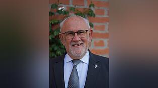 Monsignore Josef Thalhammer wurde am 25. Mai 1956 in Gerzen geboren und wuchs mit drei jüngeren Geschwistern auf. Nach der Grundschule wechselte er auf ein Internat in Regensburg, wo er sein Abitur am Albertus-Magnus-Gymnsium machte. Nach einem Theologie-Studium in Regensburg und Rom wurde er 1982 in Regensburg zum Priester geweiht. 1999 trat er seine Stelle als Pfarrer von St. Nikola an. Josef Thalhammer war zudem langjähriger Regionaldekan der Region II (Landshut) im Bistum Regensburg. Monsignore Josef Thalhammer wurde am 25. Mai 1956 in Gerzen geboren und wuchs mit drei jüngeren Geschwistern auf. Nach der Grundschule wechselte er auf ein Internat in Regensburg, wo er sein Abitur am Albertus-Magnus-Gymnsium machte. Nach einem Theologie-Studium in Regensburg und Rom wurde er 1982 in Regensburg zum Priester geweiht. 1999 trat er seine Stelle als Pfarrer von St. Nikola an. Josef Thalhammer war zudem langjähriger Regionaldekan der Region II (Landshut) im Bistum Regensburg.