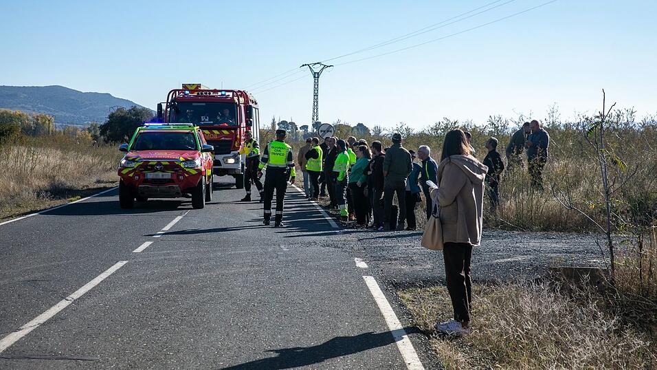 Rettungskräfte sind am Unfallort im Einsatz. Rettungskräfte sind am Unfallort im Einsatz.