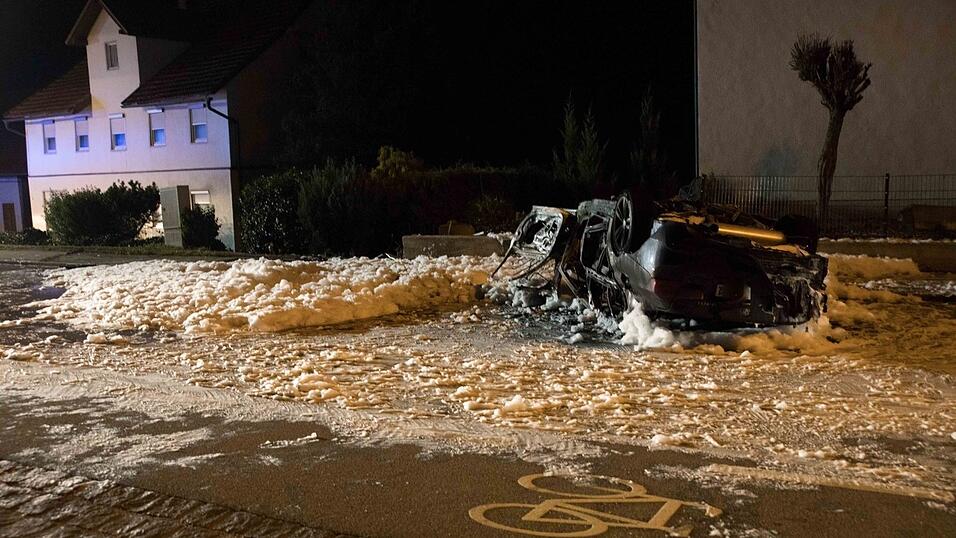 Das Unfallauto brannte nach dem Aufprall vollständig aus.