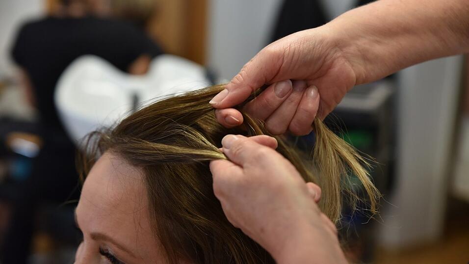 Ziehen Sie einen Scheitel und flechten auf einer Seite die Haare bis zum Hinterkopf. Ziehen Sie einen Scheitel und flechten auf einer Seite die Haare bis zum Hinterkopf.