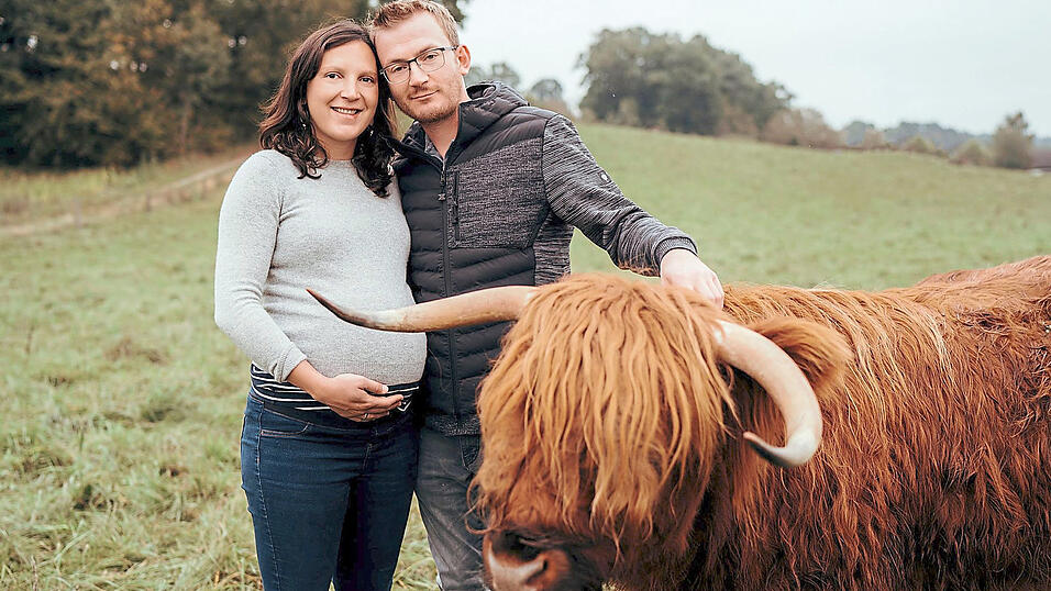 Beim Dreh f&uuml;r die Folge 'Lust aufs Land - Bayerische Hofgeschichten': Maria Eichstetter mit ihrem Gatten Martin samt eines ihrer zotteligen Tiere.