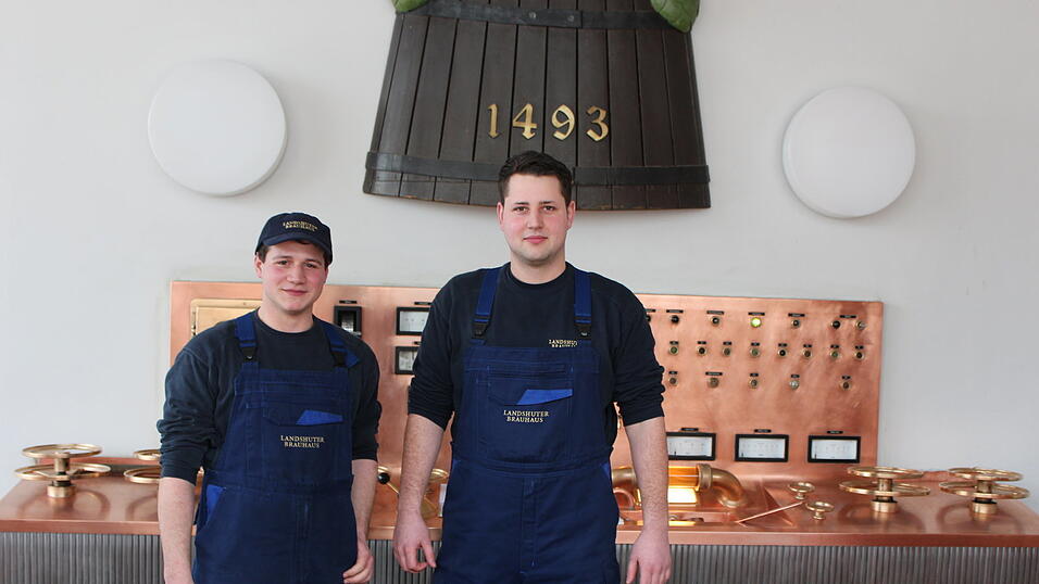 Der 20-j&auml;hrige Tobias Gmeiner (links) ist im zweiten Lehrjahr f&uuml;r den Beruf Brauer und M&auml;lzer.