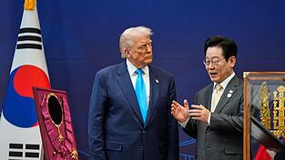 Trump und Südkoreas Präsident Lee waren sich voriges Jahr einig geworden in Sachen Zölle. (Archivbild) Trump und Südkoreas Präsident Lee waren sich voriges Jahr einig geworden in Sachen Zölle. (Archivbild)