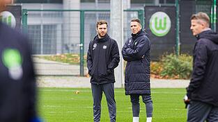 Trainer Daniel Bauer (2.v.l.) steht beim Training neben Co-Trainer Tobias Holm (l).